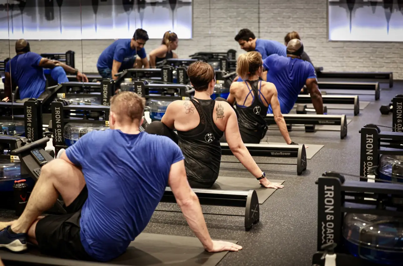 A group of people in the gym doing exercises.